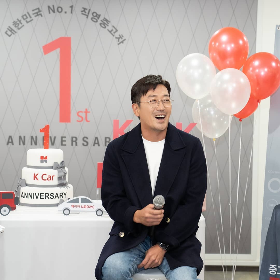 hakael311's tweet photo. 오늘자 하정우..... 머리 왜이렇게 귀여운지 해명해 https://t.co/felqvD9IgH