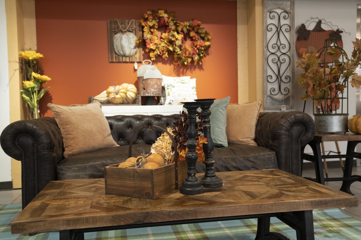 nfmtweets's tweet photo. Pair some warm colors &amp; natural woods with a sofa for a look that’s perfect for fall. Wondering how to get this kind of style in your whole home? We've got a team of certified interior designers ready to help you find your vision! https://t.co/vPvZQSz4ZH 

#nfmathome 
#sofa https://t.co/0TgyVN7X9F