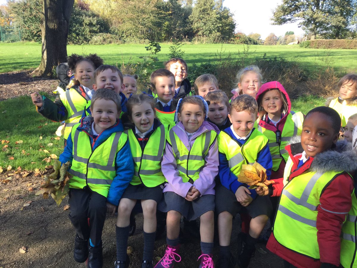 Flomellynews's tweet photo. We have really enjoyed our afternoon. We spoke about the different coloured leaves and why some trees have leaves all year round. #evergreen #decidious #leaves #changingseasons https://t.co/kurXZkogG9