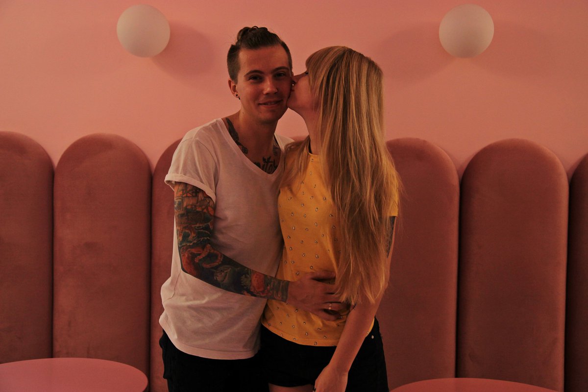 kitcore's tweet image. Как можно охарактеризовать наши отношения на протяжении трёх с половиной лет? Любовь со вкусом печенья Савоярди, такая же лёгкая и воздушная как бисквит, сладкая как крупинки сахара на нём, нежная и невесомая как приготовленный из него десерт Тирамису...
Ver. 3.6. 💜
#BreadWay