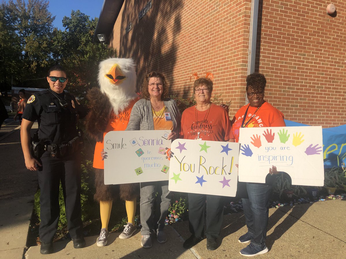 AnnapolisPD's tweet photo. Officers were out in #Annapolis supporting #UnityDay2019 @AACountySchools @TylerHeights @AnnapESAACPS #AACPSAwesome https://t.co/a42wCtXku1