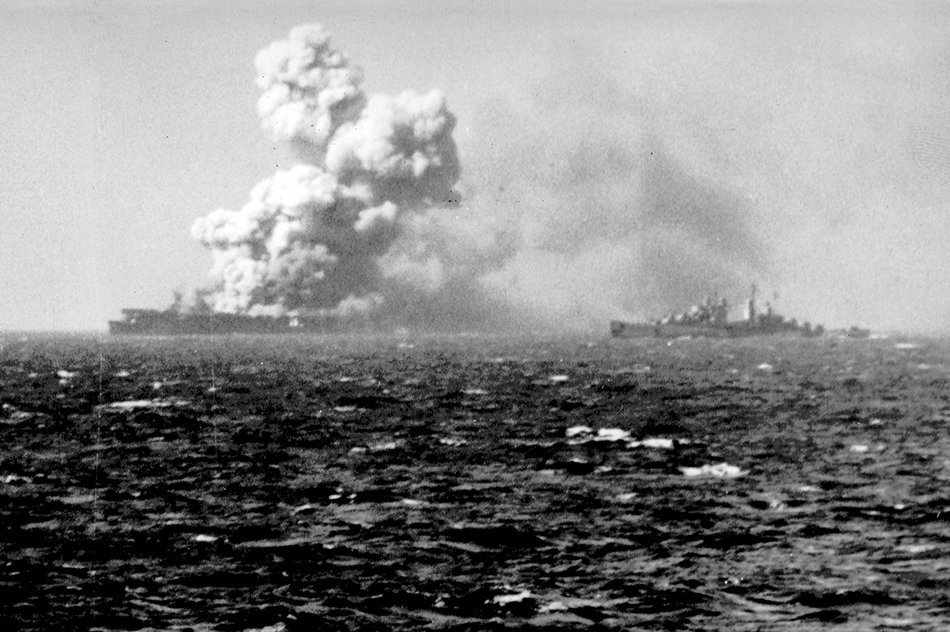 WWIIpix's tweet image. Smoke rises after a massive explosion in the hangar deck of the U.S. Navy light aircraft carrier USS Princeton, shortly after she was hit by a Japanese bomb, October 1944. #WW2