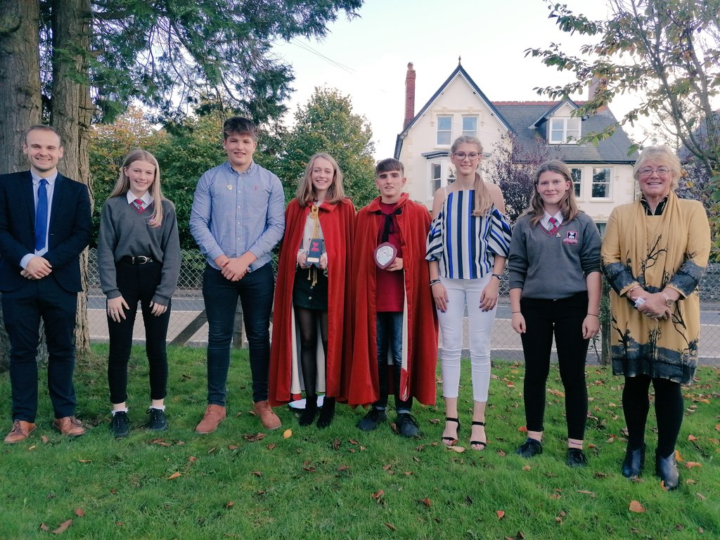 CymraegYHR's tweet photo. Dyma ein beirdd! @YsgolHR Llongyfarchiadau i Cari #Aeron a Gwion #Ystwyth am ennill y gadair a'r tlws. Safon uchel iawn. @trydarbarddas @LlenCymru @CSCeredigion Da iawn hefyd i Ioan a Tirion (ail) a Gwenno a Jess (3ydd) #soned #llais #magic https://t.co/1OuD0kz7Br