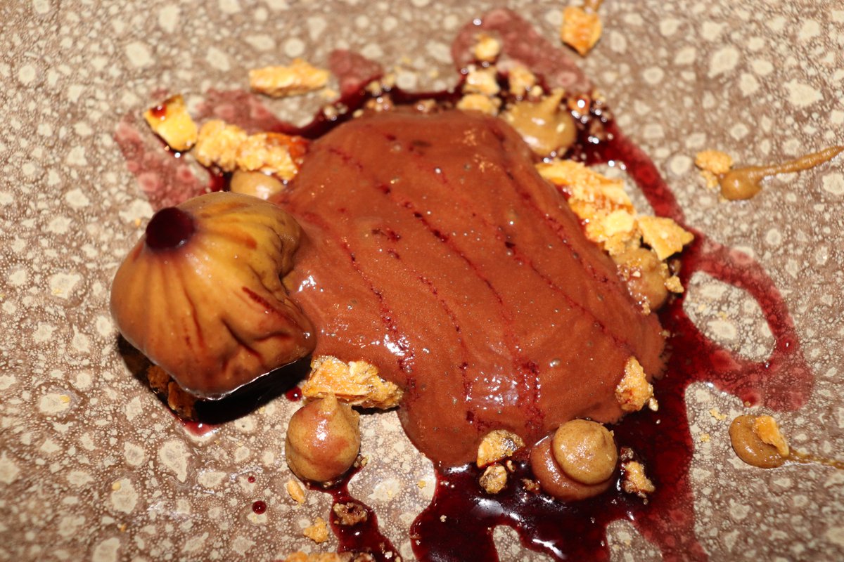 LaurasWorldza's tweet photo. Last but certainly not least on our line up.. a decadent dessert to satisfy any sweet tooth..
Basalt's Red Wine poached figs:
Smoked chocolate mousse, date cream and almond praline.
#LaurasWorld
#Basalt
#ThePeechBoutiqueHotel
#BasaltJHB
#ThePeechHotel https://t.co/woWFmlCODI