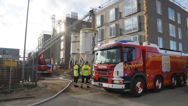 pressefotosdk's tweet photo. Mindre brand på tag i Viborg onsdag eftermiddag. 
#mindrebrand #tagbrand #brand #viborg #politidk #nyheder https://t.co/Iyn99TeIxj