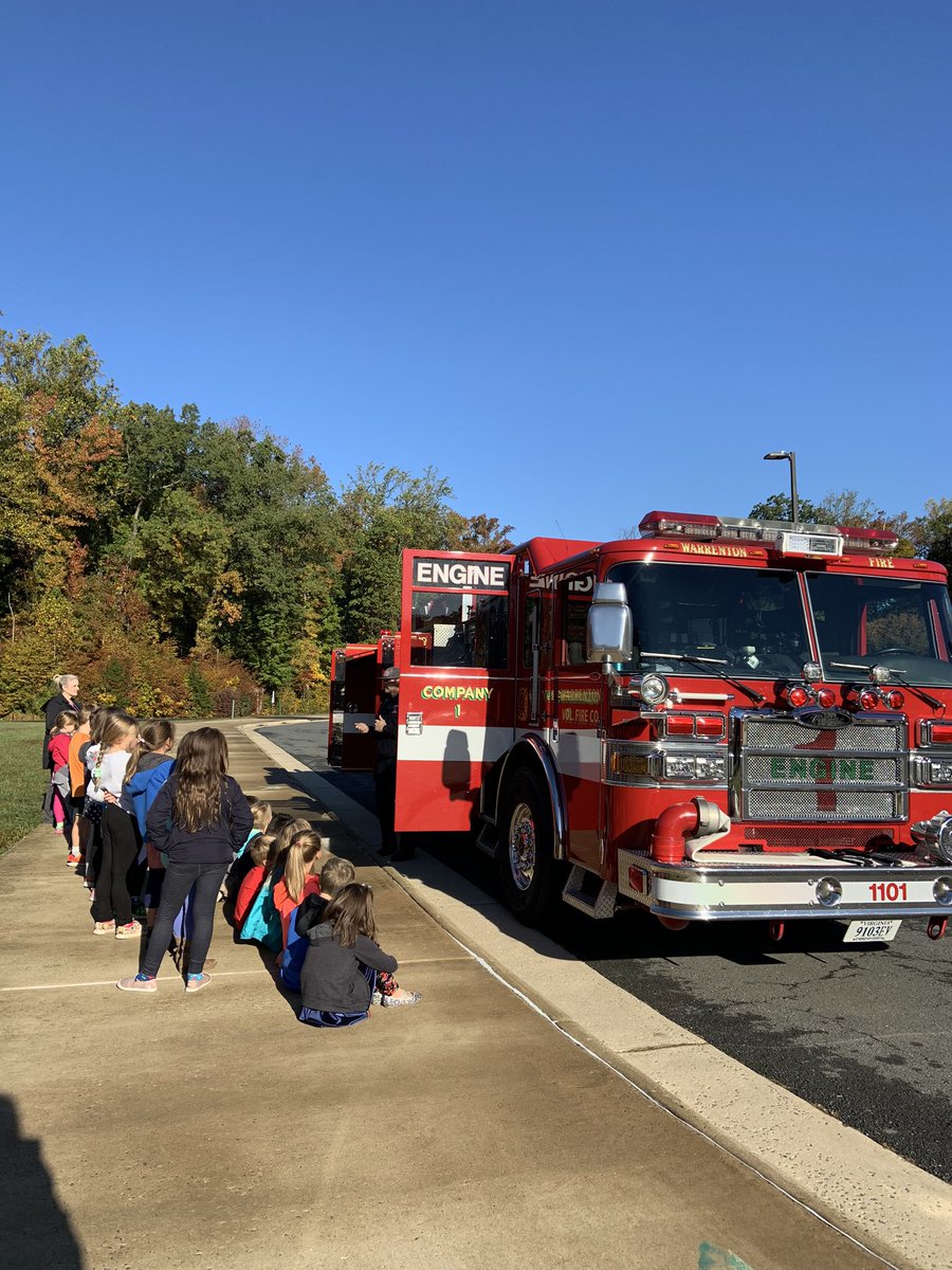 SVentresco1456's tweet photo. First grade learned fire safety from two of the best! π π¨ @GreenvilleES #GreenvilleES #GESFirstGrade https://t.co/Ynmm4rP61e