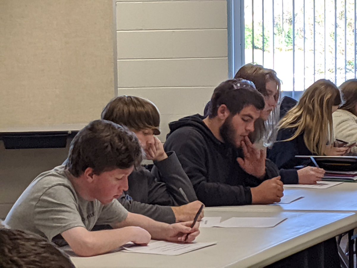 DianeBHatfield's tweet photo. High Schol students from across the region gaining insight from @GarrettSpeaks on how to #DiscoverYourPurpose through goal setting. #WriteThemDown #BeSpecific #Visualize #ConnectGrowServe @NKCESKids1st https://t.co/EBkpbREQkp