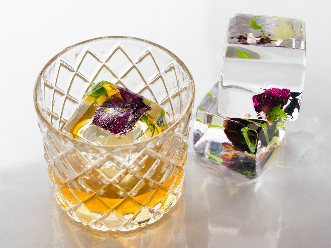 Share the beauty in every glass.
#IceModern #frozeninice #flowerfrozen #Cocktailice #Ice
