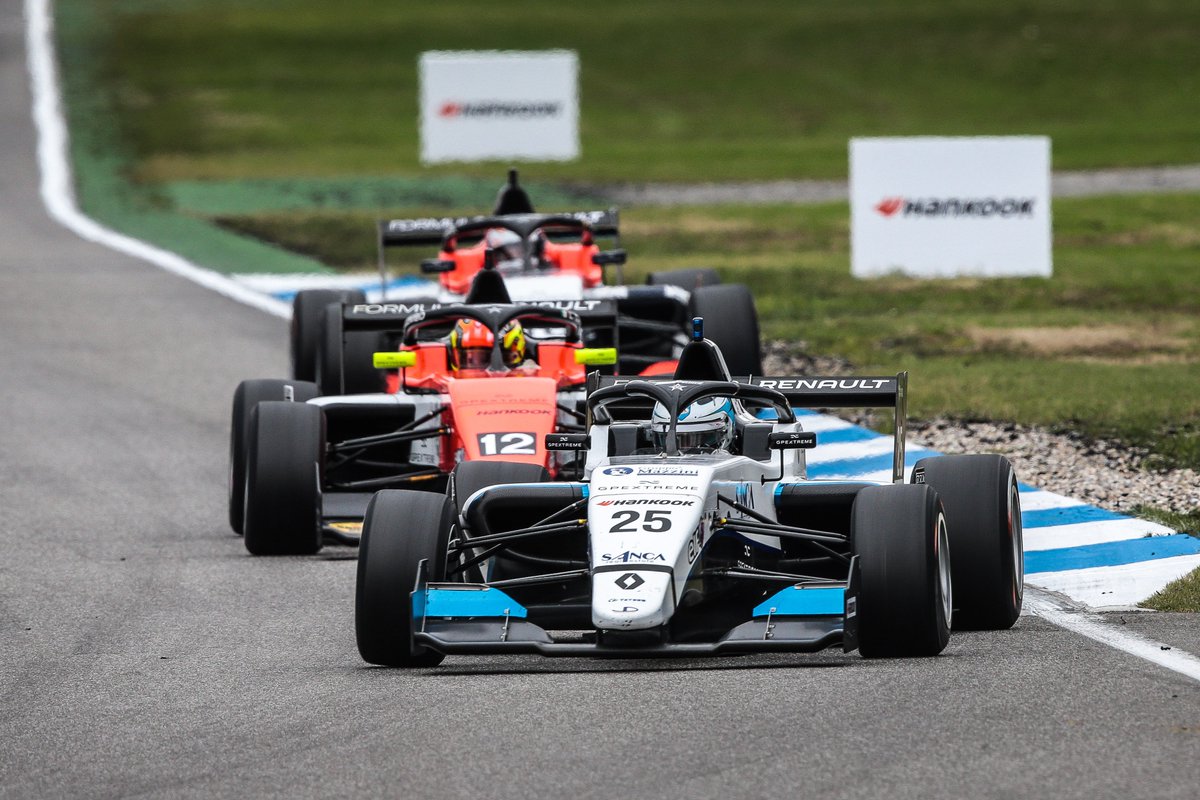 leolorandi11's tweet photo. La lunga stagione @RenaultSpSeries è giunta al termine con l'appuntamento finale di @ymcofficial. 32 gradi previsti ogni giorno, gara 1 in notturna @JD_Motorsport  Qui tutto il programma https://t.co/w5VJV8QZu9 https://t.co/OGIqbLd2rz