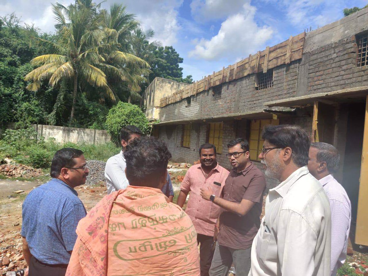 dharunkumaran's tweet image. #புதுசாரத்தில் ஹோட்டல் அண்ணாமலை எதிரில் புது (பூங்)குளம் கண்டுபிடிப்பு.மாவட்ட ஆட்சியர் அருண் அவர்கள் நேரில் வந்து பார்வையிட்டு தூர்வார அனுமதியளித்தார்.
#நாளை தூர்வாரும் பணி இனிதே ஆரம்பம்.@SubColl_Pudcy @rajakumaari
@DocArunt
#SaveWaterBodies
#நீரும்_ஊரும்
#NeerumOorum