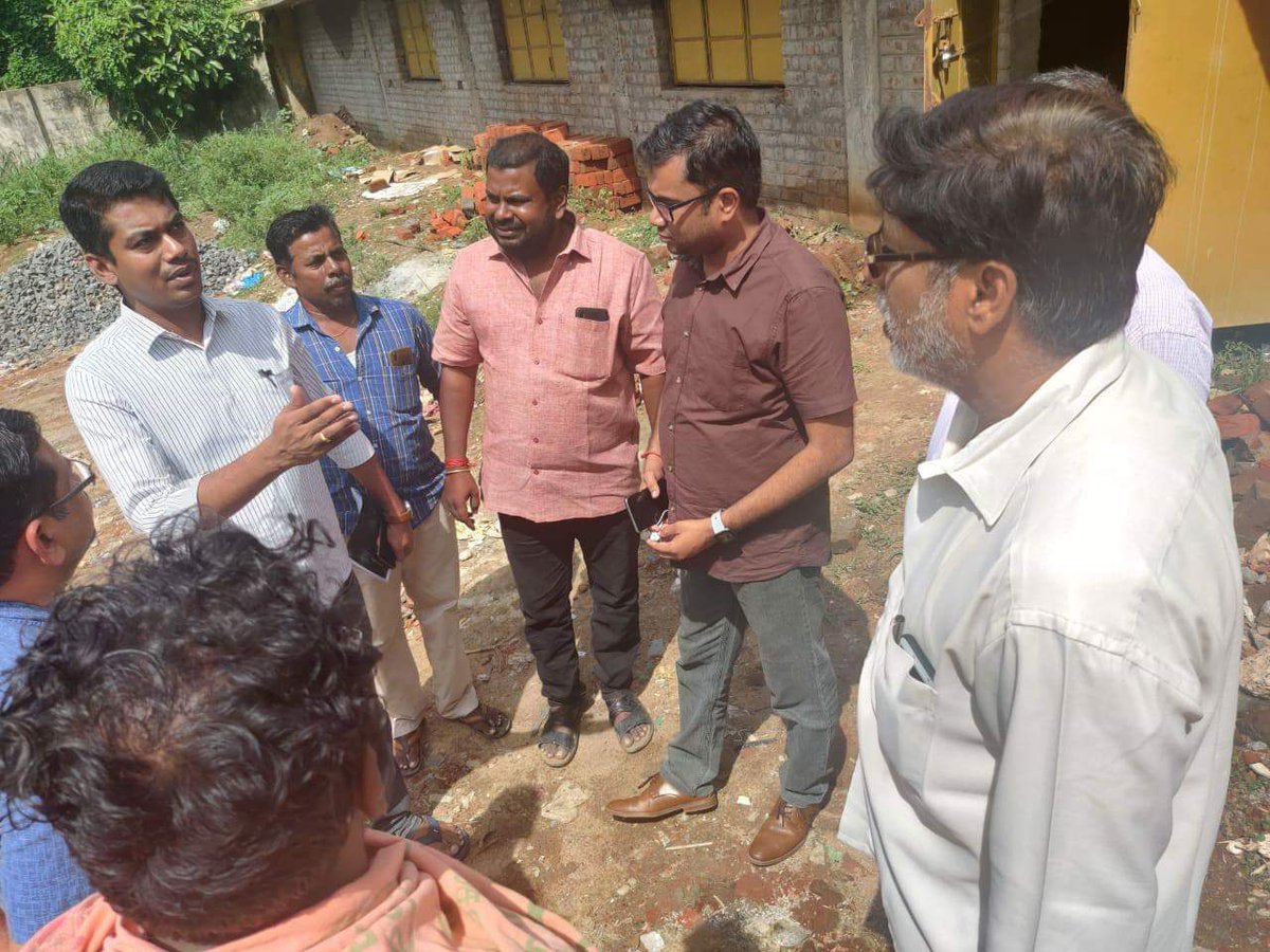 dharunkumaran's tweet image. #புதுசாரத்தில் ஹோட்டல் அண்ணாமலை எதிரில் புது (பூங்)குளம் கண்டுபிடிப்பு.மாவட்ட ஆட்சியர் அருண் அவர்கள் நேரில் வந்து பார்வையிட்டு தூர்வார அனுமதியளித்தார்.
#நாளை தூர்வாரும் பணி இனிதே ஆரம்பம்.@SubColl_Pudcy @rajakumaari
@DocArunt
#SaveWaterBodies
#நீரும்_ஊரும்
#NeerumOorum