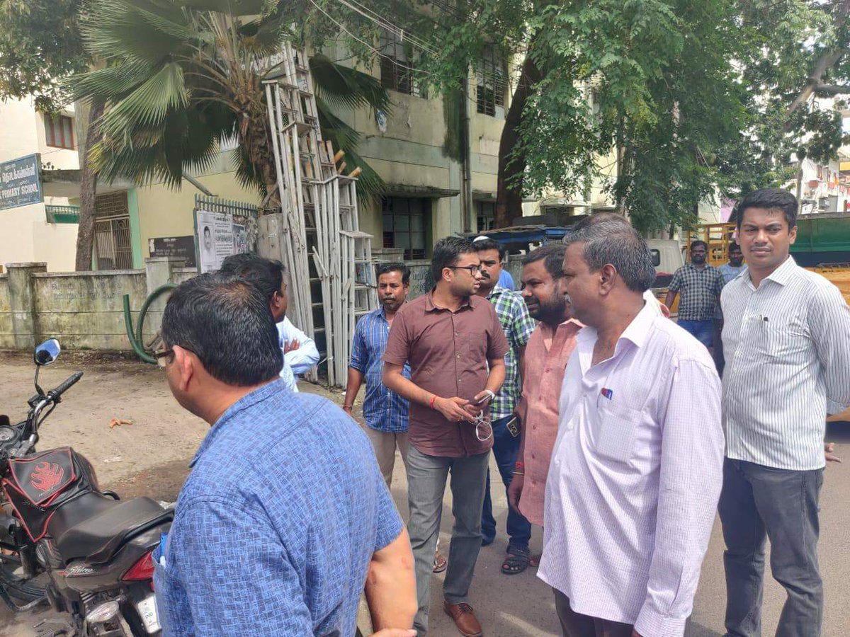 dharunkumaran's tweet image. #புதுசாரத்தில் ஹோட்டல் அண்ணாமலை எதிரில் புது (பூங்)குளம் கண்டுபிடிப்பு.மாவட்ட ஆட்சியர் அருண் அவர்கள் நேரில் வந்து பார்வையிட்டு தூர்வார அனுமதியளித்தார்.
#நாளை தூர்வாரும் பணி இனிதே ஆரம்பம்.@SubColl_Pudcy @rajakumaari
@DocArunt
#SaveWaterBodies
#நீரும்_ஊரும்
#NeerumOorum