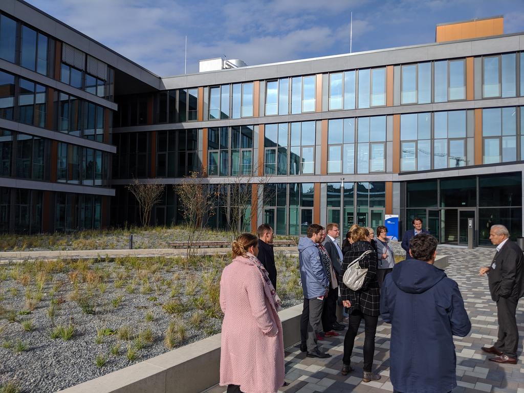 Heute zum Arbeitskreis Personal vom <a href="/VKUonline/">VKU</a> Nord beim <a href="/StromnetzHH/">Stromnetz Hamburg</a> . Beeindruckend, wie das neue Multifunktionsgebäude in Gänze nach Nachhaltigkeitskriterien gebaut wurde!