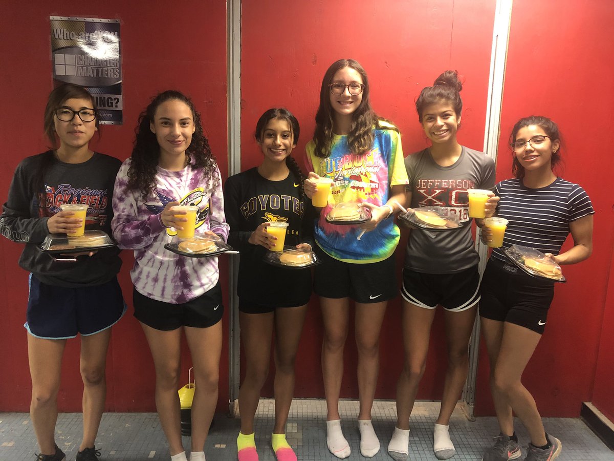 Powered by pancakes!! 🏃🏻‍♀️🦊 Our girls working hard during an early morning practice #vivalajeff