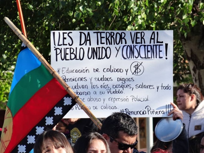 Me solidarizo con el pueblo chileno, con los y las residentes en nuestra provincia, apoyo su derecho a manifestarse libremente y rechazo las prácticas represivas y abusivas decretadas por el gobierno de <a href="/sebastianpinera/">Sebastian Piñera</a> . #FuerzaChile
