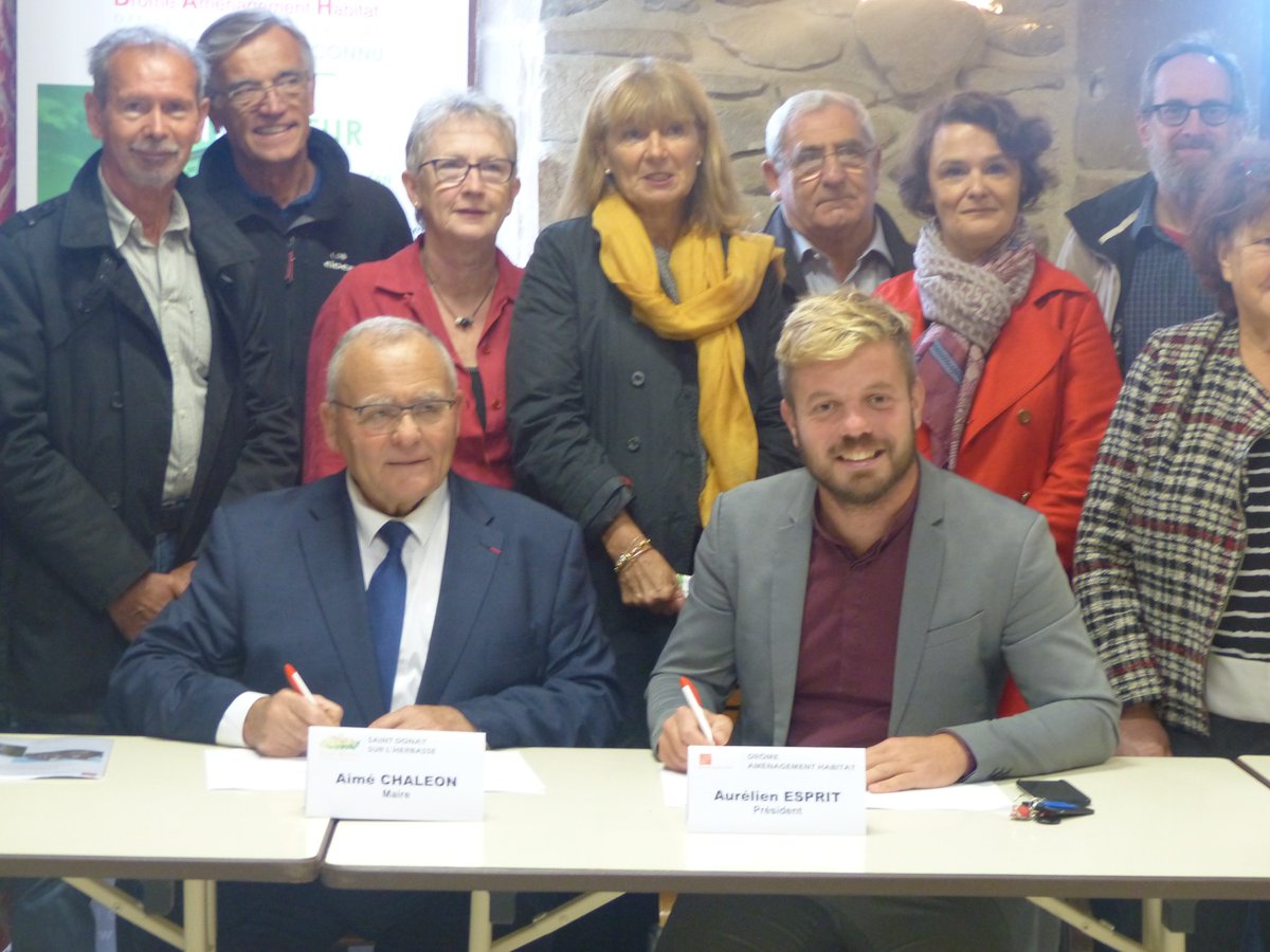 Aurélien Esprit, président de Drôme Aménagement Habitat &amp; la commune de Saint Donat ont signé une convention afin de concilier préservation de La Maison Chancel, patrimoine remarquable &amp; réaliser 11 logements locatifs. Ce montage de projet est très recherché par les communes