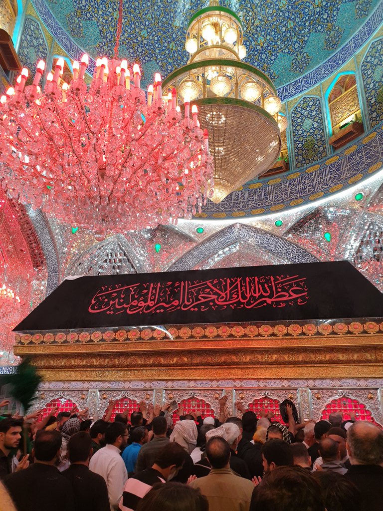 Alhamdulillah bisa ziarah ke makam Imam Ali bin Abi Thalib di Najaf. Sabda Nabi Muhammad SAW, "Aku adalah kota ilmu, dan Ali bin Abi Thalib adalah pintunya". Shalawat.