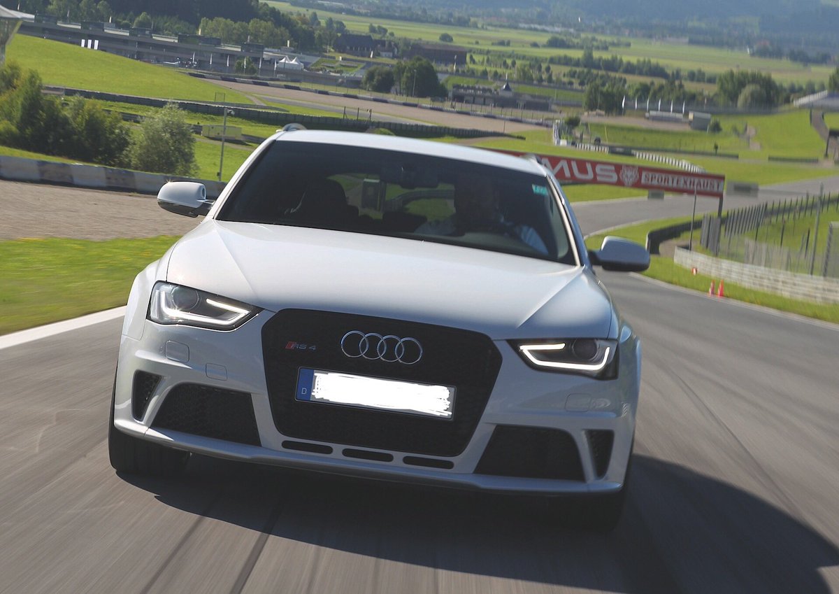 Our wonderful team at @globaltelemetrics recovered a stunning Audi RS4 earlier in the week, recovering and returning it to its owner the very same morning! #Audi #RS4 #SmarTrack