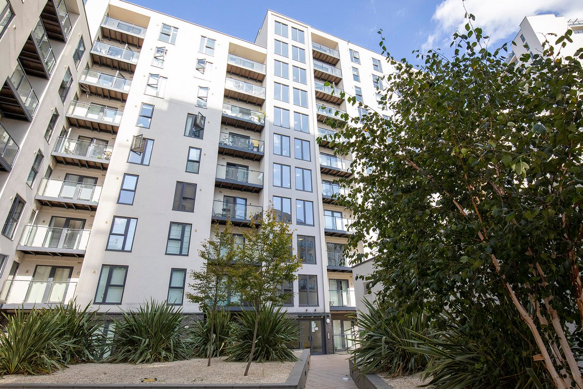 FlexiLets's tweet photo. Check out our apartments in Woking. Just minutes away from the main shopping centre and the train station with direct transport links to London. Call today to book at 01252 210 533 #Woking #London #Servicedapartmets https://t.co/H7ToAXZEqz
