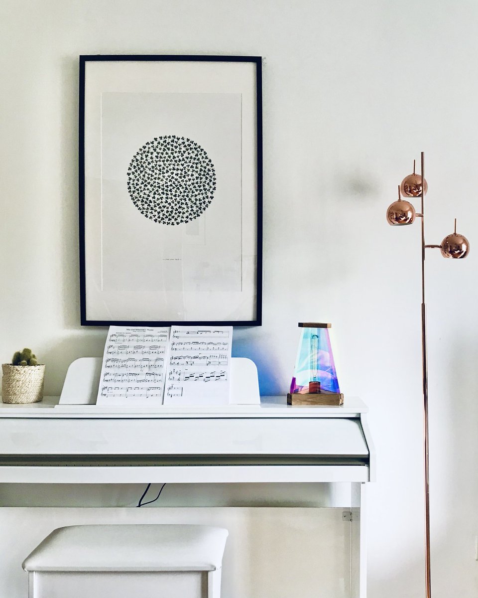 Elle est pas belle notre lampe Aecia dans ce joli intérieur sobre blanc immaculé ?
Apportez vous aussi une touche de couleur originale à votre intérieur !

#Aecia #WizartFactory