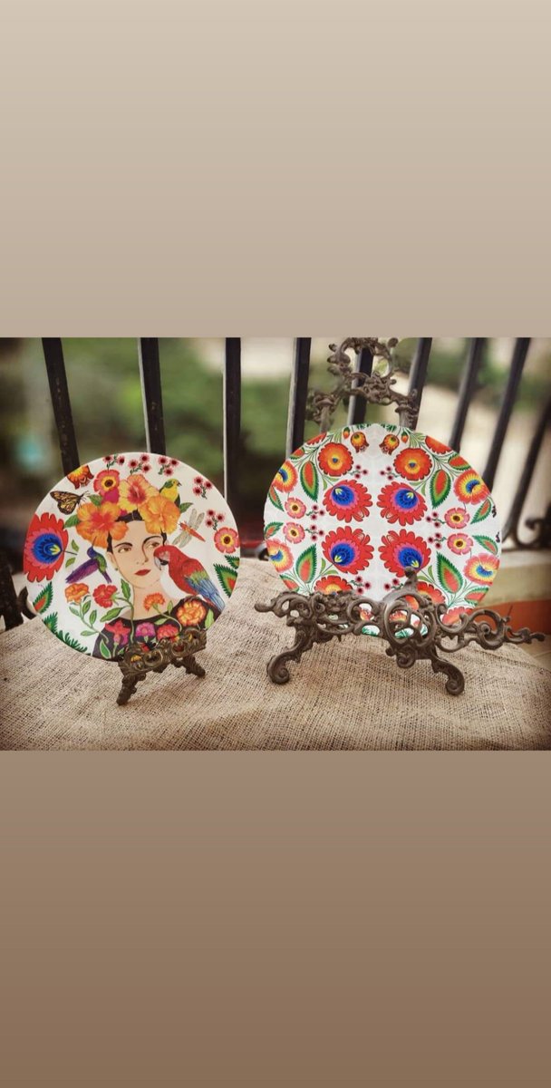 انا بعمل الشغل دة بقالي سنين 
دي أطباق للتعليق على الحائط وبعمل فناجيل شاي عليها فيروز و ام كلثوم و عبدالحليم 
ونفسي الناس تعملي ريتويت و يدخلوا الجروب بتاعي على الفيسبوك
facebook.com/groups/Dokkan.…

ودة انستجرام
instagram.com/dokkanlaila 

ياريت لو الشغل عجبكم تعملوا ريتويت