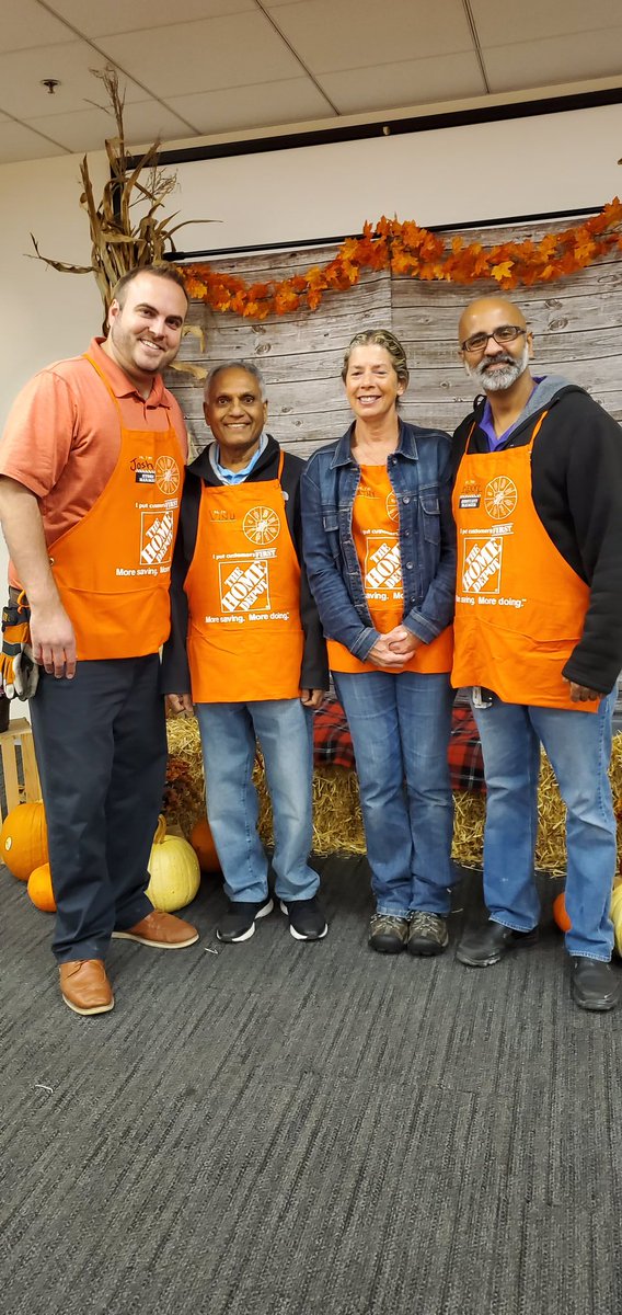 KennyPathak's tweet photo. Recognizing the best cashier is the world!! Vinubhai Patel u the bomb!!@lightinthewoods @JennHD193 @Dan_Comperiati @szucs_allen @LoyceRiggans https://t.co/Hzf6hxH3Tu