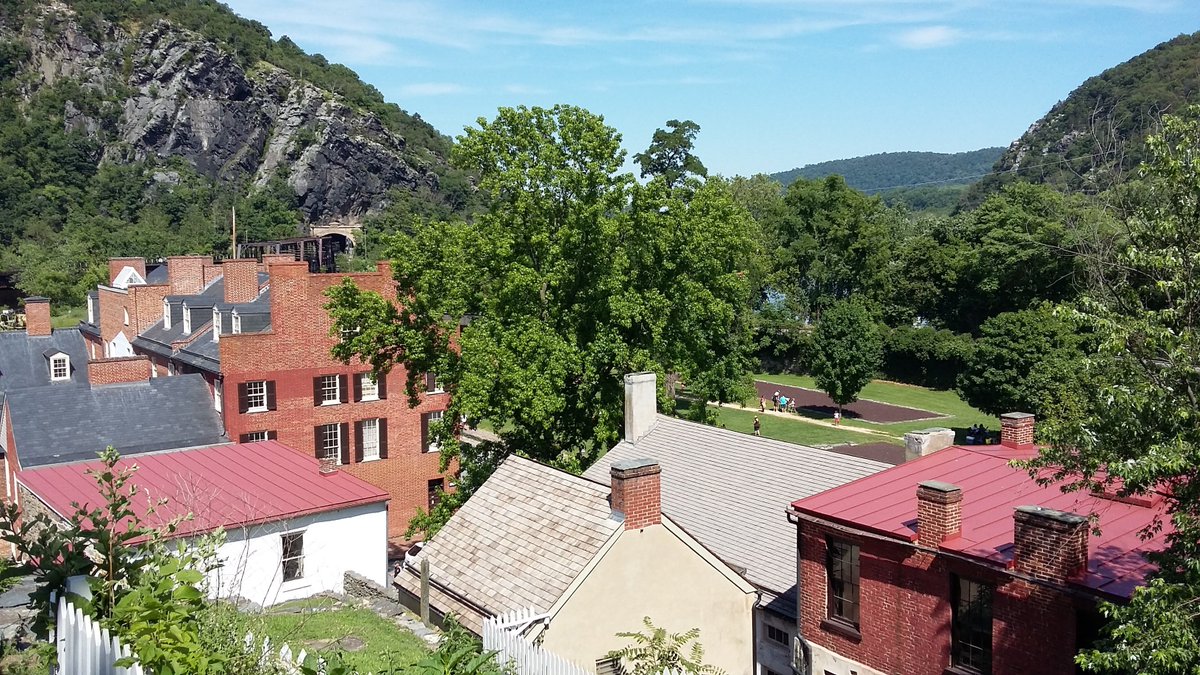 knoxroadtripper's tweet photo. On this #Wednesday I'm thinking of #WestVirginia . Guess we could make #WVWednesday a thing here on @twitter. How many of you have been to the Mountain State?
Harper's Ferry, Bluefield, Pinnacle Rock, Charleston
#themountainstate https://t.co/5DOPOFJqNX