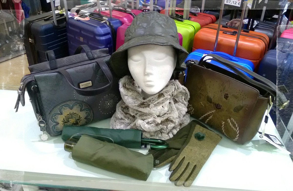 cylcomplementos's tweet photo. No dejes que la lluvia te obligue a quedarte en casa, ven a C&L Complementos y encontrarás lo necesario para disfrutar del Otoño.
#CyLComplementos
#MaletasÁvila
#ComplementosÁvila
#ParaguasWindProof
#Vogue
#BufandasGorrosGuantes
#ModaOtoño
#NewSeason
#PorFinLlueve🌂☔🌧 https://t.co/WNLEJ4YAyc