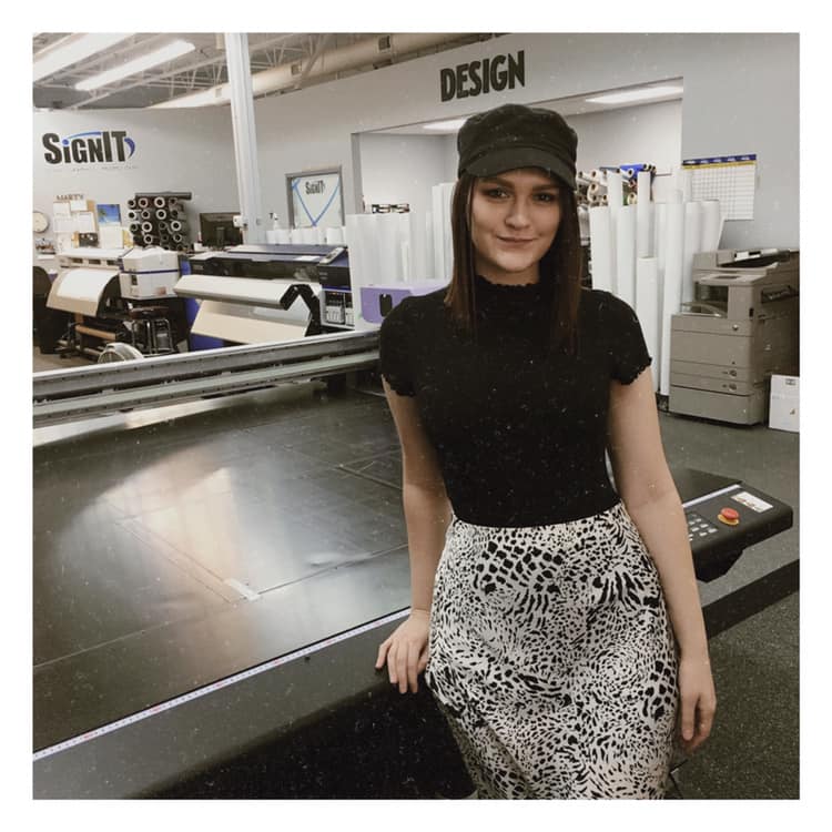 OmahaSignIT's tweet image. She's back!!! Please help us welcome Nicole back onto the SignIT team!! We are over to moon to have her back, it feels like she never even left 😊😊#WeAreSignIT #graphicdesigners #inhousedesignteam