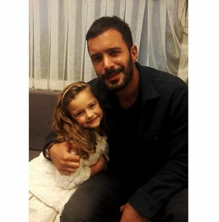 ArducDergi's tweet photo. Barış Arduç ve dizimizin küçük Defne'si Almina Kahraman 📸

@baris_arduc | #BarışArduç https://t.co/EKXGfGFAuu