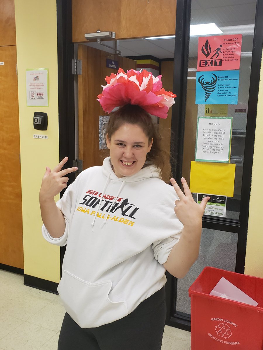 srta_bartels's tweet photo. Making flowers for Dia de los Muertos! #ifacadets #cadetpride https://t.co/ro29xCAjY3