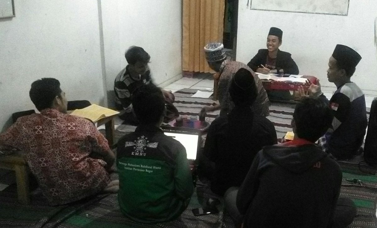 IrfanSofyan_'s tweet photo. Salah satu tujuan KMNU berdiri yaitu untuk meneruskan tradisi keilmuan dan tradisi keagamaan Ahlusunnah Wal Jama'ah. #KMNUIPB #MahadJawi #SekretKMNUIPB #NgajiKitabKuning https://t.co/lxlebUvUWf