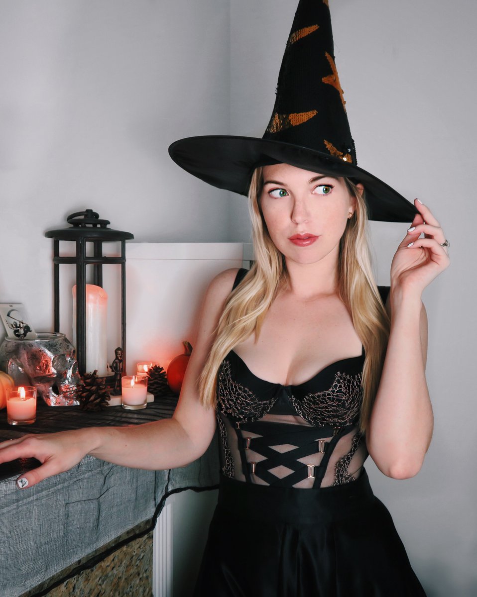 Who's starting to get excited for Samhain? 🎃
#Samhain #witch
