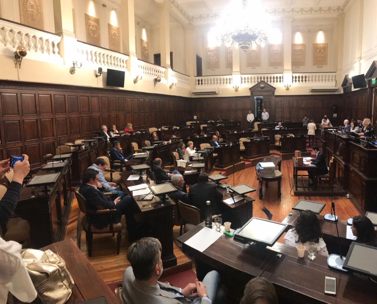 patricgalvan's tweet photo. Al bloque oficialista le molesta hablar de la realidad, en el momento en el que denunciabamos el escandaloso procedimiento policial en plaza Chile dejaron sin quorum la sesión.
Es muy grave que no quieran dar explicaciones de lo ocurrido. https://t.co/jE2VjSVZo9