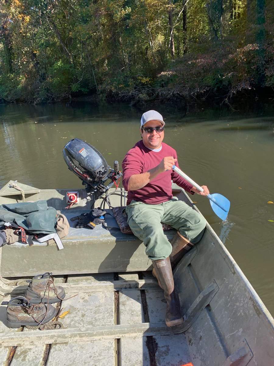 SERCfisheries's tweet image. Always good to make sure you have all of the required essentials on board... Like an oar for when the boat motor doesn&apos;t want to work. #chesbay #fieldworkfail #fiscon