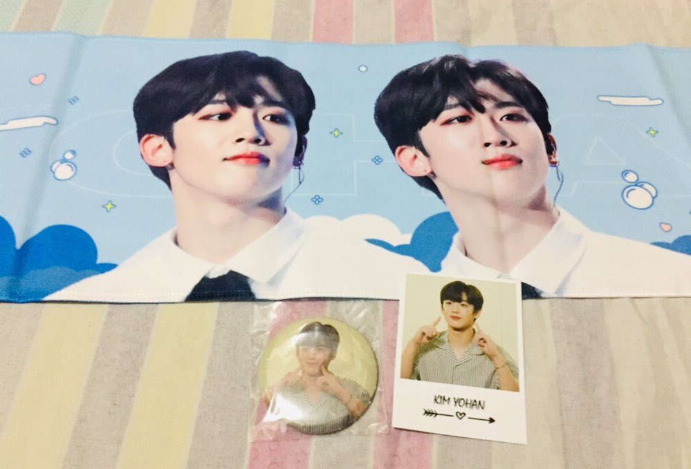 _yohanssi's tweet photo. Ang cute 😭 thank you @992905h for the GO and freebies and for being approachable ily 🤟🏻💕

@hann_one_ 님 슬로건이 너무 예뻐요 💕 감사해요~ https://t.co/k1T7ylNste