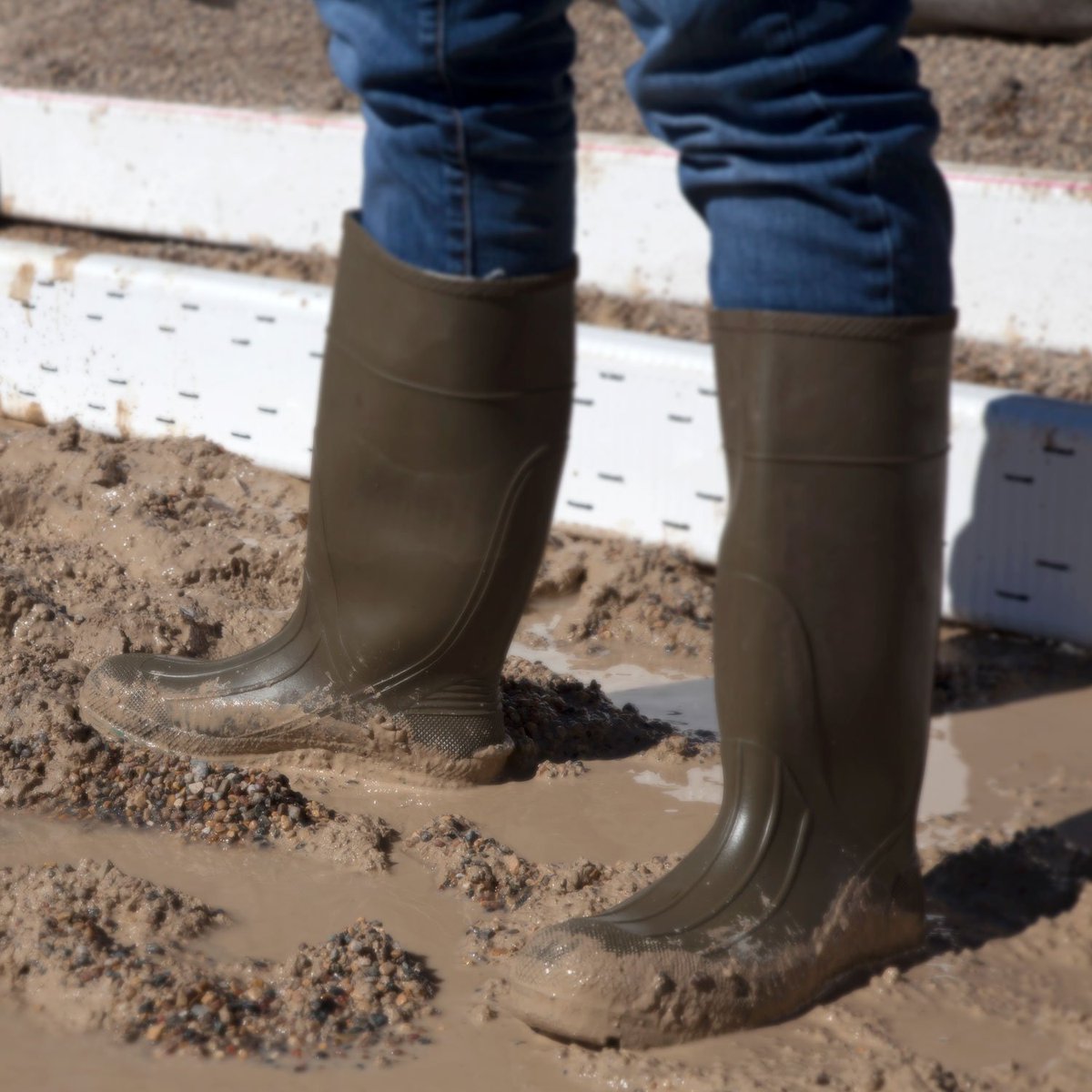 Site conditions can get tough, wet, muddy, hot. But Proform HD is with you in the trenches making your job easier.