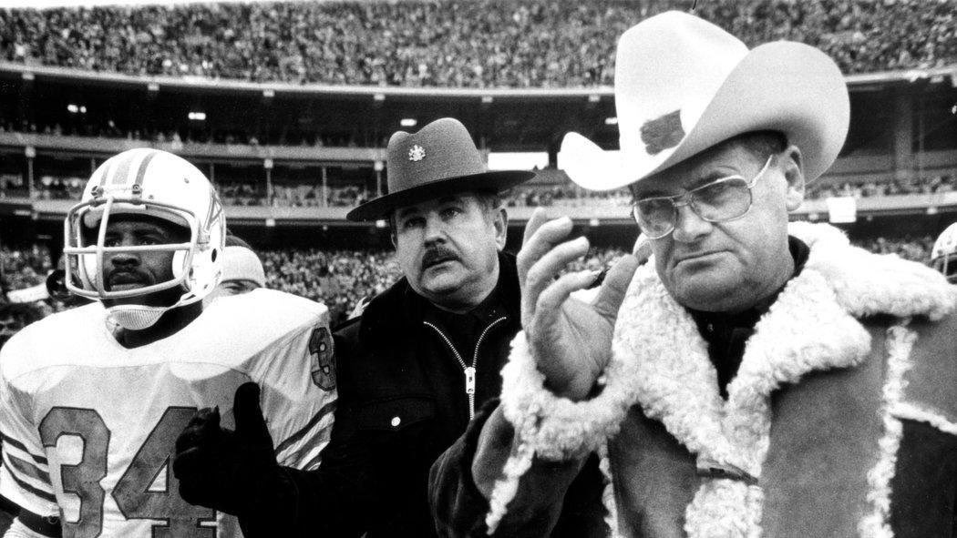 Super70sSports's tweet photo. “I don’t know if he's in a class by himself, but I do know that when that class gets together, it sure don't take long to call the roll.” - Bum Phillips on Earl Campbell https://t.co/nlzfS1yO3f