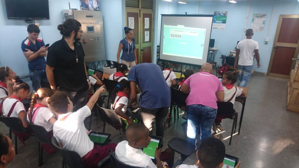 grmCujae's tweet image. Hoy en el #CursoRobótica con los pioneros del Palacio de Marianao también realizamos un @GetKahoot con los tables del #AulaInteligente de la @FIABCujae.
#VamosXMás #SomosContinuidad