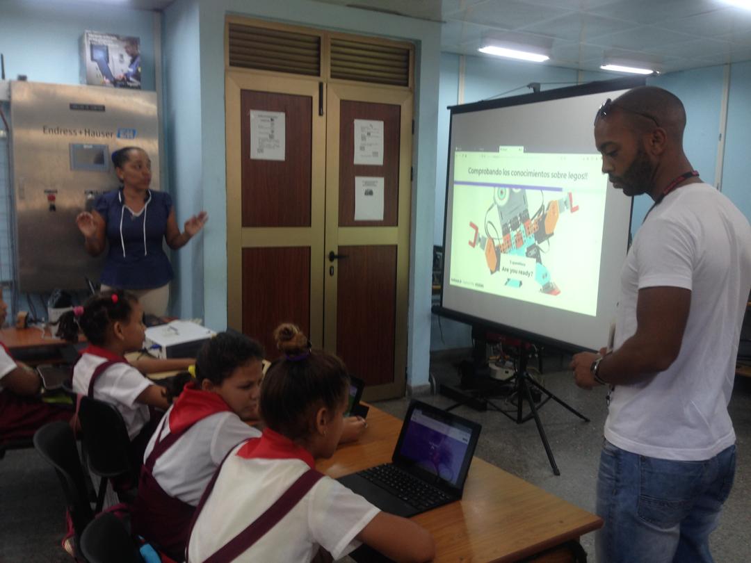 grmCujae's tweet image. Hoy en el #CursoRobótica con los pioneros del Palacio de Marianao también realizamos un @GetKahoot con los tables del #AulaInteligente de la @FIABCujae.
#VamosXMás #SomosContinuidad