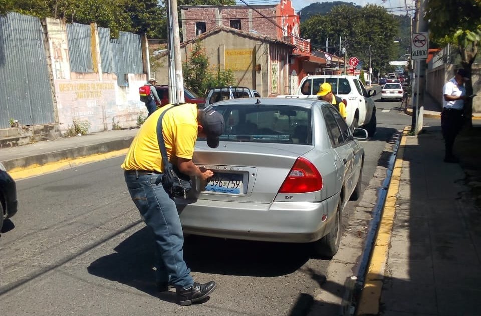 noticias4vision's tweet photo. El VMT quitó placas y sancionó a 20 conductores por estacionarse en ejes preferenciales y aceras de San Vicente. #N4V https://t.co/bX89ZBRPA4
