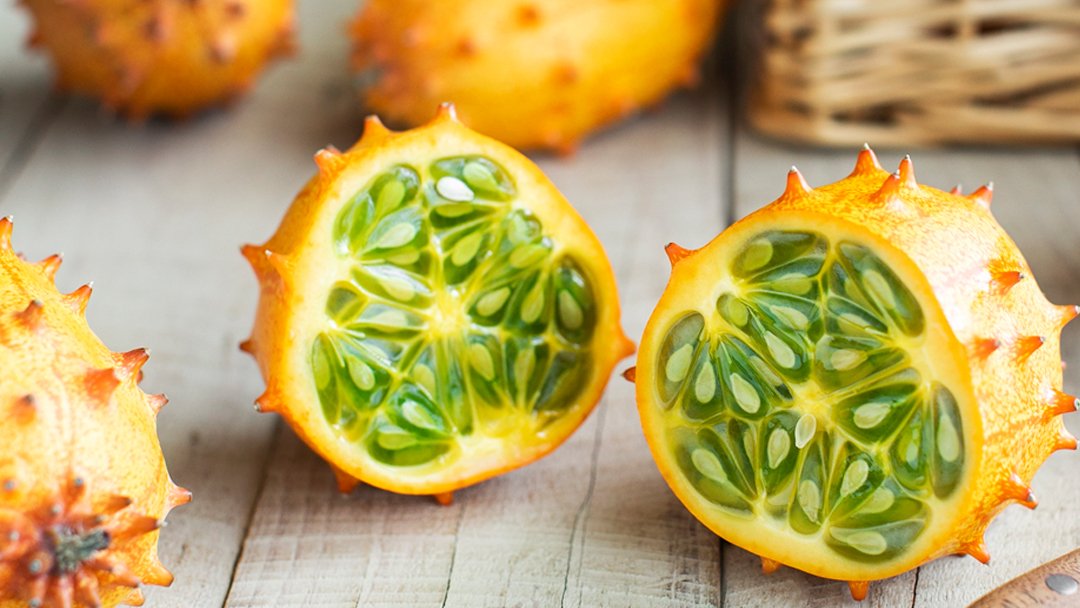EnzedExotics's tweet image. With magnesium, potassium and fibre, Kiwano has so many health benefits. But equally important to us is what you WON'T find on, in or near our Kiwano (or the plants or soil they we’re grown on) - including sprays, harsh chemicals or pesticides. 🌱💚 #naturallygrowngoodness