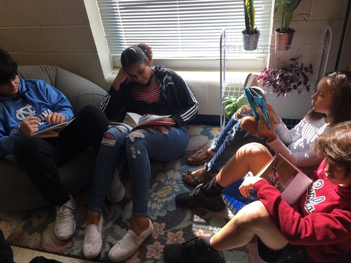 hannah_reiheld's tweet photo. Chiefs Read! Here are some examples of Reading Chiefs holding themselves accountable about reading the books of their choice with their “one pagers” they create to represent the books. #nmbmchiefs #ChiefsRead @Lindsey_EdWrite @LapierJames https://t.co/EGxDrv1Hoa