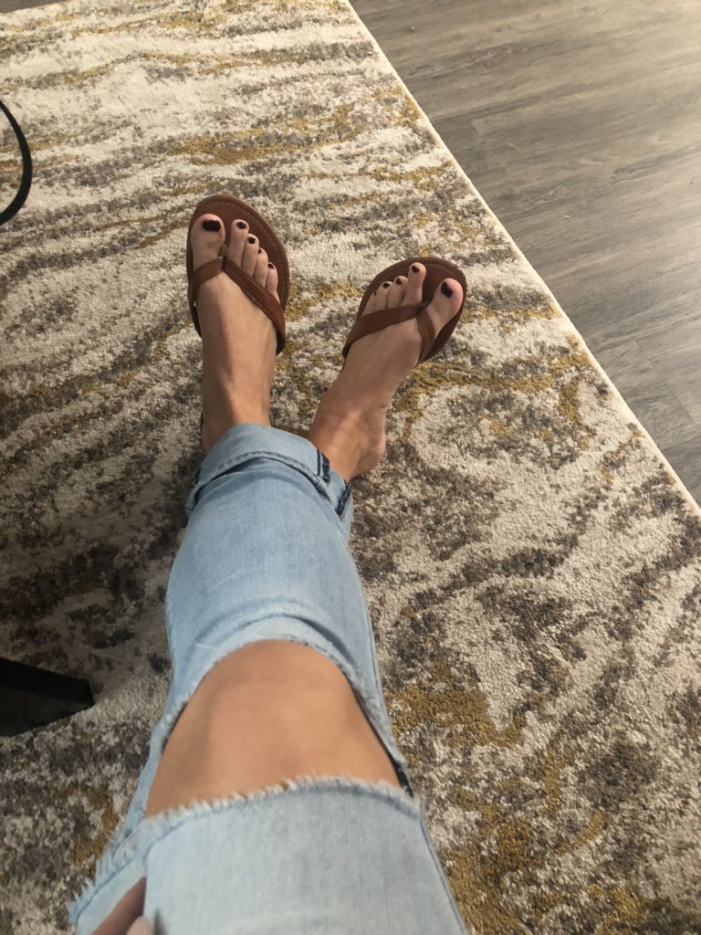 BrookLy09338903's tweet image. #feetfetish #soles #pedi #footslave #sugarbaby #SugarDaddySerious #sexyfeet Happy Hump Day👿🎃😻