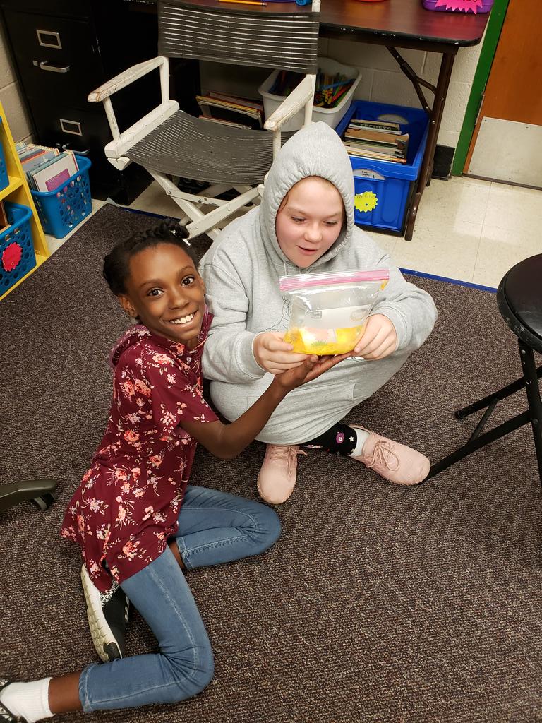 LeahOmweg's tweet photo. When you ask your child who teachs science for engaging ideas to explore matter, you get Chemical Change Fun #lovemyteacherdaughters 
@Lruffieux @gr8gbe https://t.co/fxsW4sGuH8