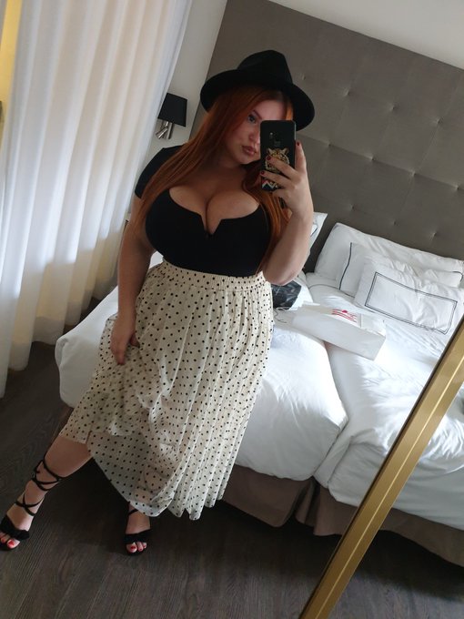 2 pic. Do you like my new outfit?❤❤ https://t.co/9zgVYHWmny