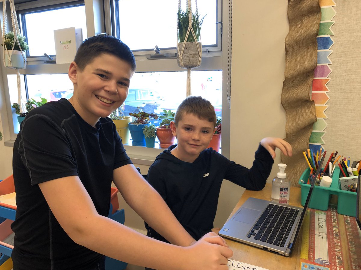 MrsBerndtsclass's tweet photo. Helping out Grade 2 friends coding #Gr8Rocks #Friendships #ecsrdSTRENGTH https://t.co/DGyw3MGiet