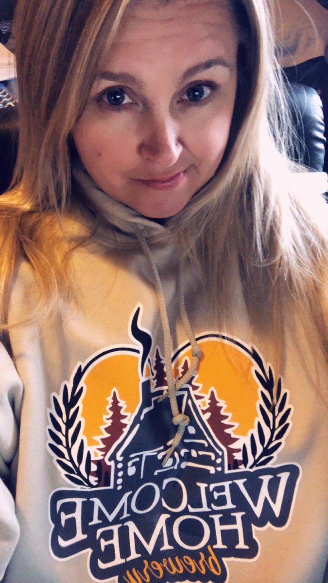 Robin40K's tweet photo. It’s cold enough that I can wear my cozy sweatshirt from my favorite brewery @welcomehomebrew https://t.co/KZ8cLBFdnu