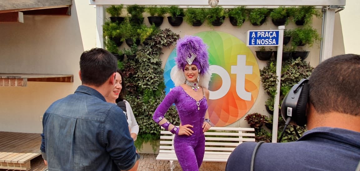 maddcollege's tweet photo. Our alumni work all over the world! 

@BarwickVanessa is in Brazil, 8 weeks into a year's contract w/ Circo Tihany Spectacular touring South America. 

Currently in Araçatuba, Vanessa premieres a new show on Friday and is busy promoting it on South American TV! 
#MADDalumni💃🎪 https://t.co/X2024caC82
