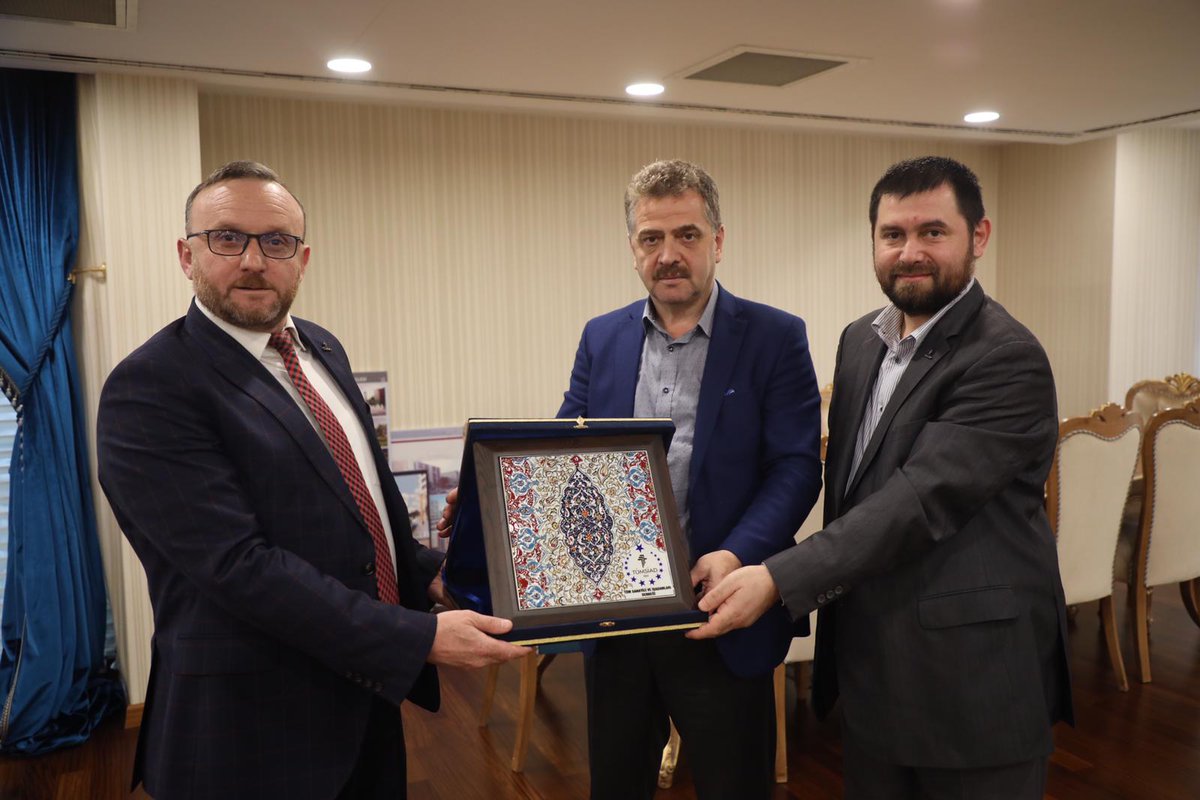 tumsiadistanbul's tweet photo. TÜMSİAD İstanbul Şube Yönetim Kurulu Üyelesi Kadir Güney ve Gaziosmanpaşa İlçe Koordinatörü Coşkun Artar Gaziosmanpaşa Belediye Başkanı Sayın Hasan Tahsin Usta Bey'i makamında nezaket ziyaretinde bulundu. https://t.co/SwvB17g63r